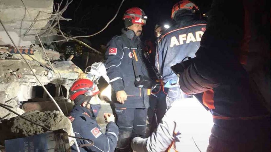 Ad�yaman'da enkazdan iki kad�n sa� ��kar�ld�