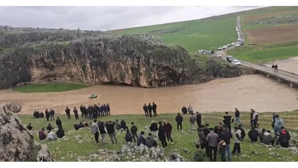 Ad�yaman'da sele kap�lan trakt�rdeki 4 ki�i kurtar�ld�