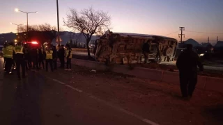 Afyonkarahisar'da ii servisi refje devrildi: 12 yaral