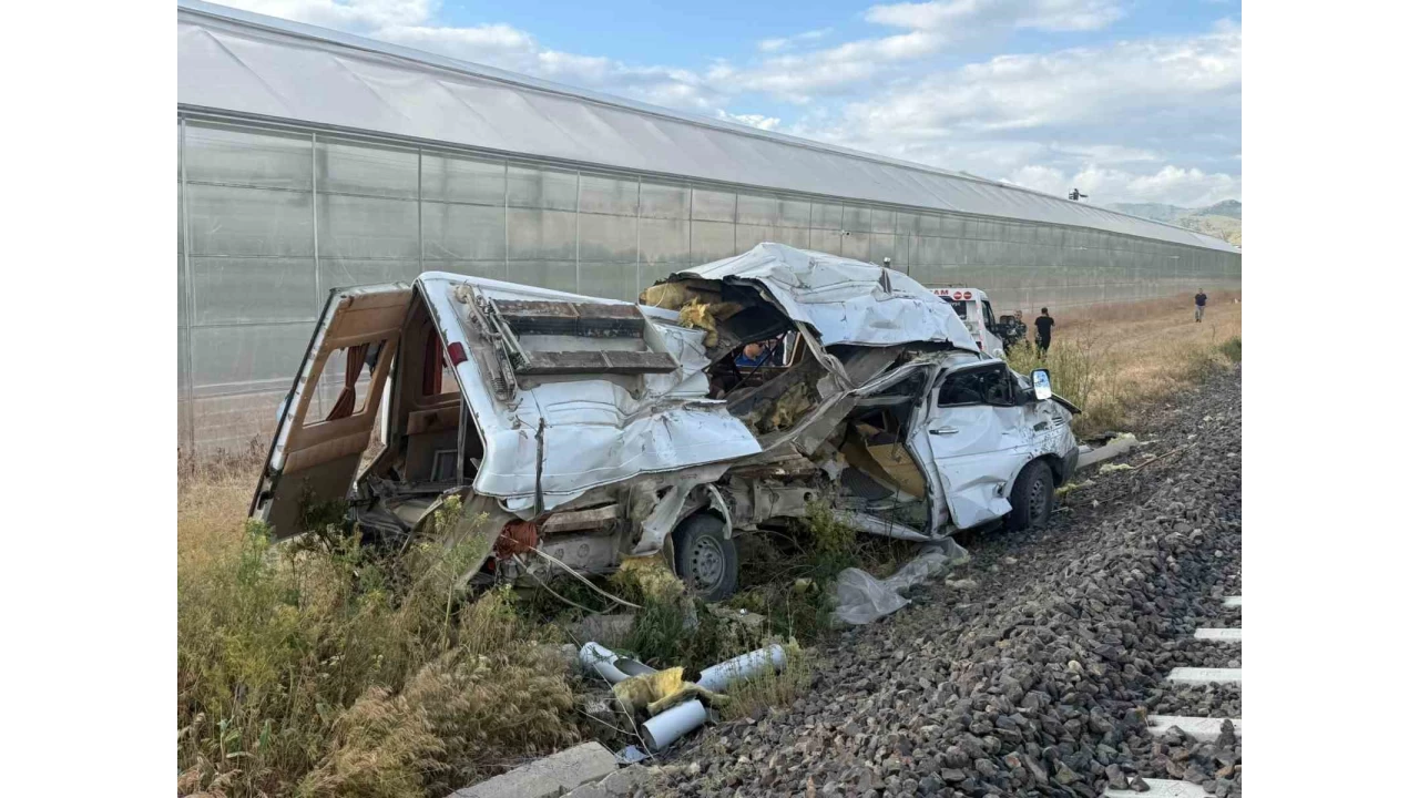 Afyonkarahisar'da tren minibüse çarptı: 1 yaralı