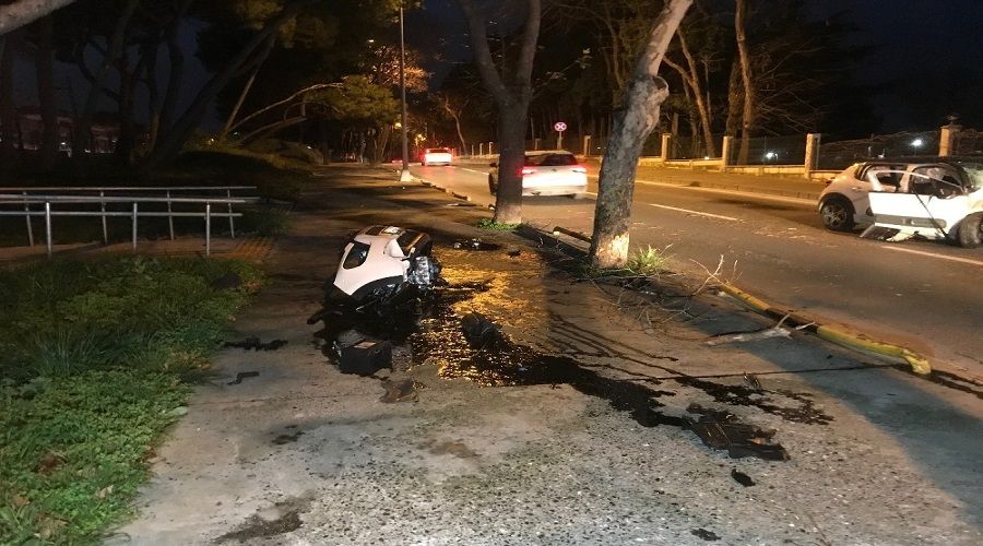 Ağaca çarpan otomobil ikiye bölündü