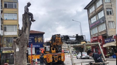 Ağacın üstünde Keloğlan heykeli ilgi çekti