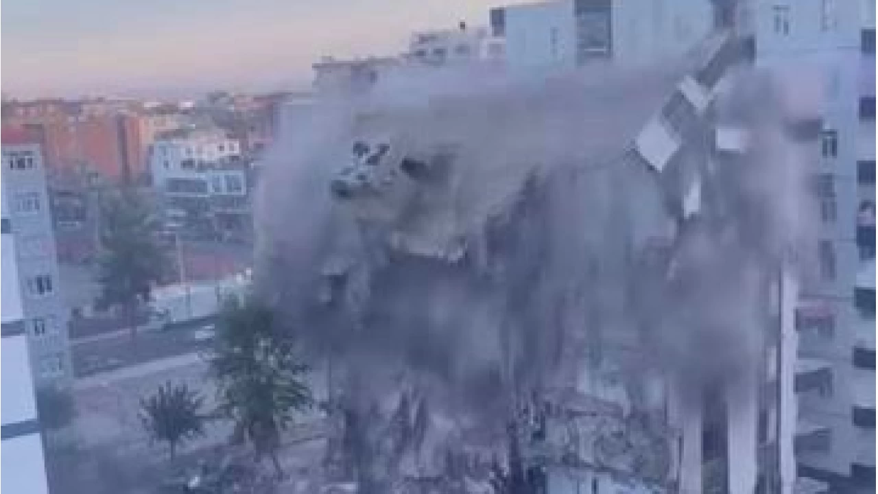 Ağır hasarlı 8 katlı bina tek dokunuşta yerle bir oldu