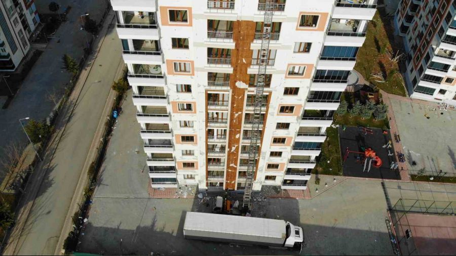 A��r hasarl� binadan e�yalar�n� ��kard�lar