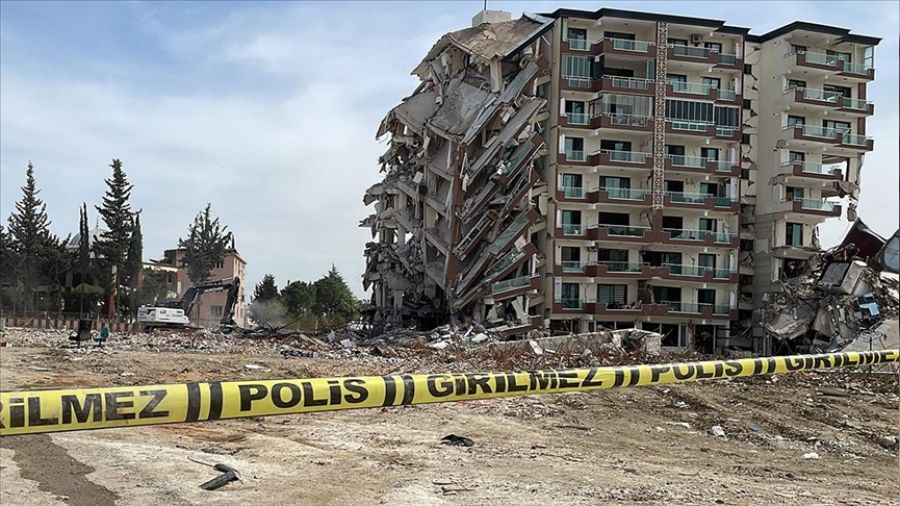 A��r hasarl� binadan h�rs�zl�k yapan 7 ki�i yakaland�