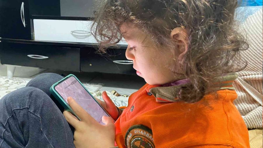 Ağlayan çocuğu telefon verilmez
