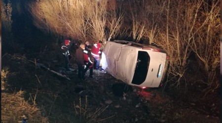 Ağrı'da göçmenleri taşıyan minibüs devrildi