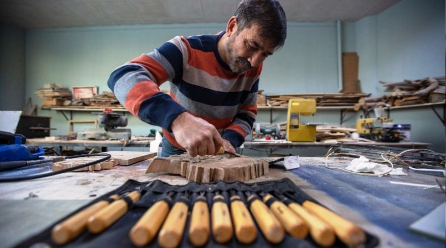 Ahşap oymacılığı sanatını yaşatmaya çalışıyor
