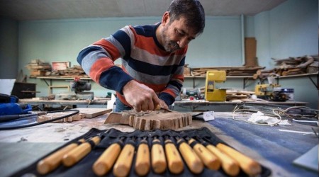 Ahşap oymacılığı sanatını yaşatmaya çalışıyor