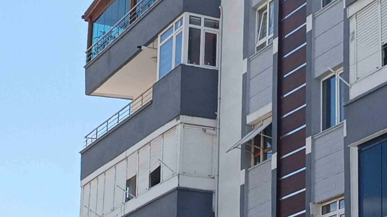 Ailesinin genç kadın 4. kattan atladı