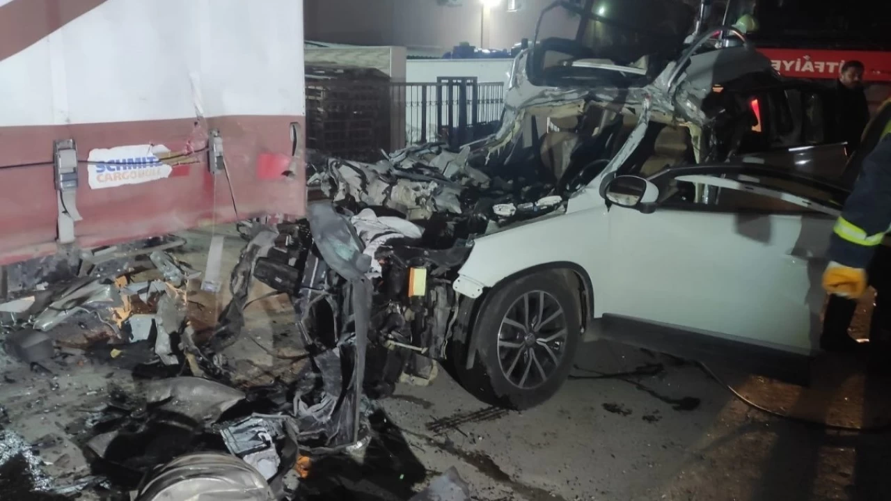 Akhisar'da otomobil t�ra �arpt�: 2 �l�