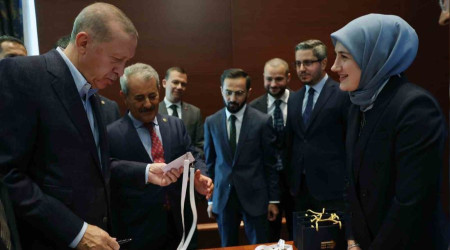 AKP'de kongre zamanı, Erdoğan delege kartını aldı
