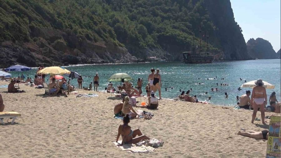 Alanya'da ekim ay�nda deniz keyfi s�r�yor