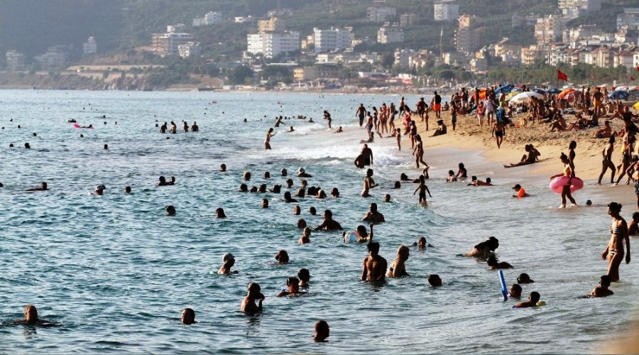 Alanya'da sahiller tklm tklm