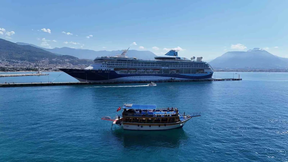 Alanya'ya l�ks kruvaziyer ile bin 767 turist geldi