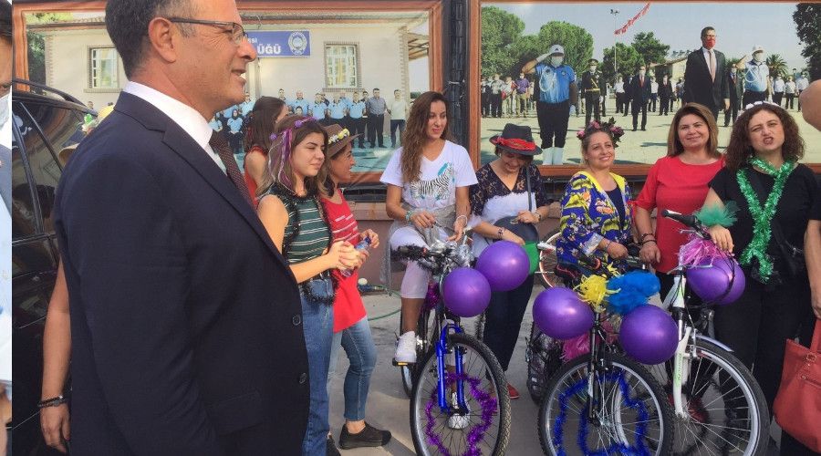 Ala�ehir caddeleri parf�m ve deodorant koktu