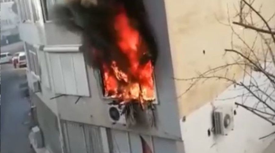 Alev alev yanan daire mahalleliyi korkuttu