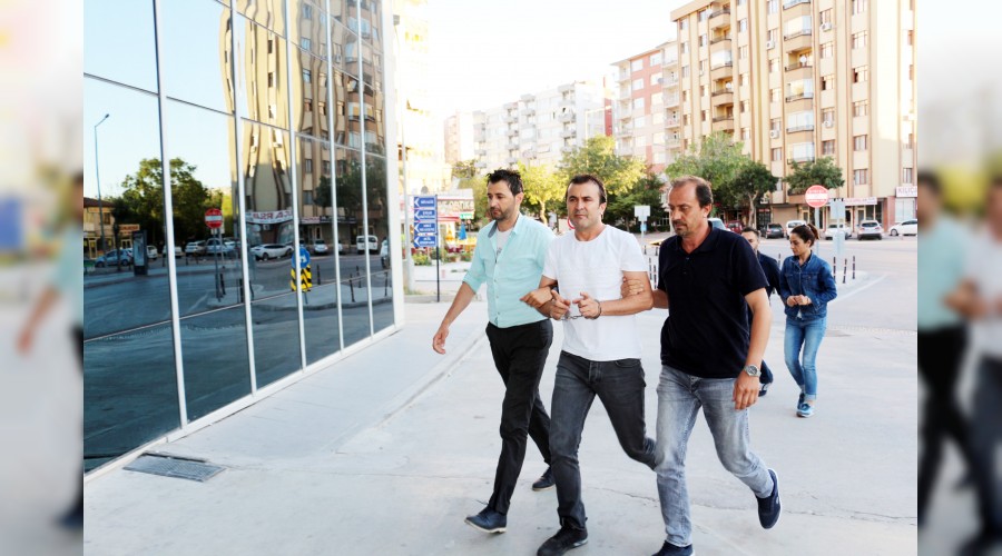 Alt�nlarla ka�an kuyumcu yakaland�