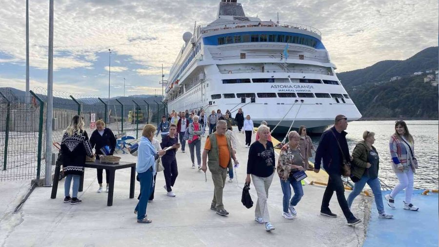 Amasra kruvaziyer gemilerle 3 bin 358 turist arlad