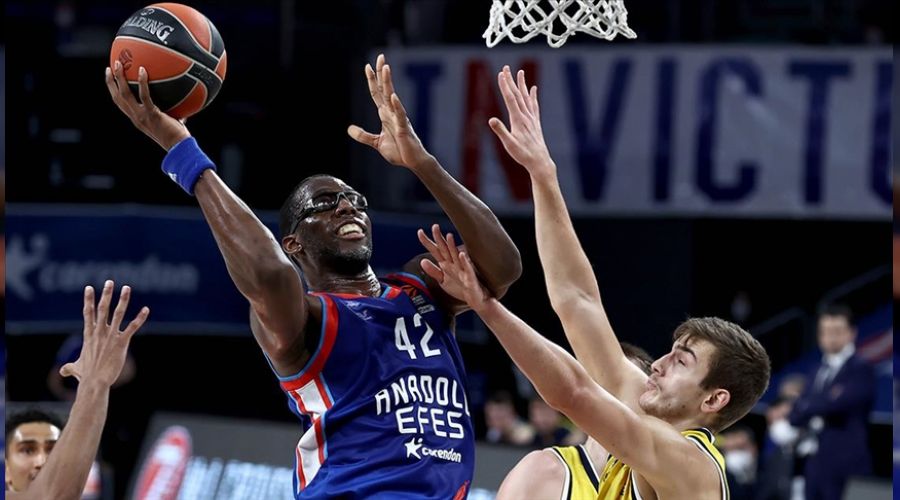 Anadolu Efes zor deplasmanda