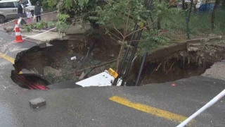 Ankara'da çöken yol elektrik direğini yuttu