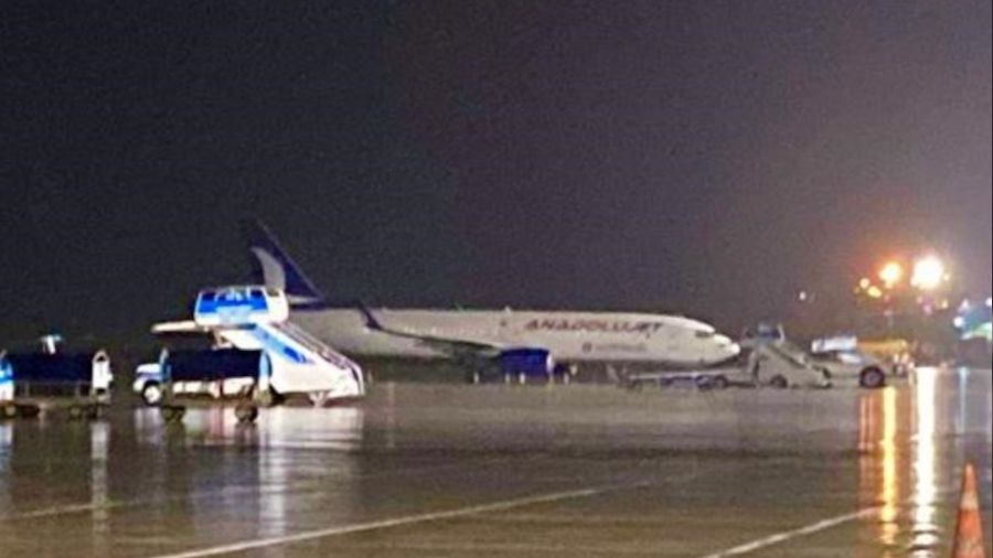 Ankara'dan Rize'ye gelen u�ak, y�ld�r�m isabet edince Trabzon'a mecburi ini� yapt�