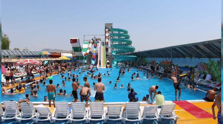 Ankaralılar havuzlara akın etti