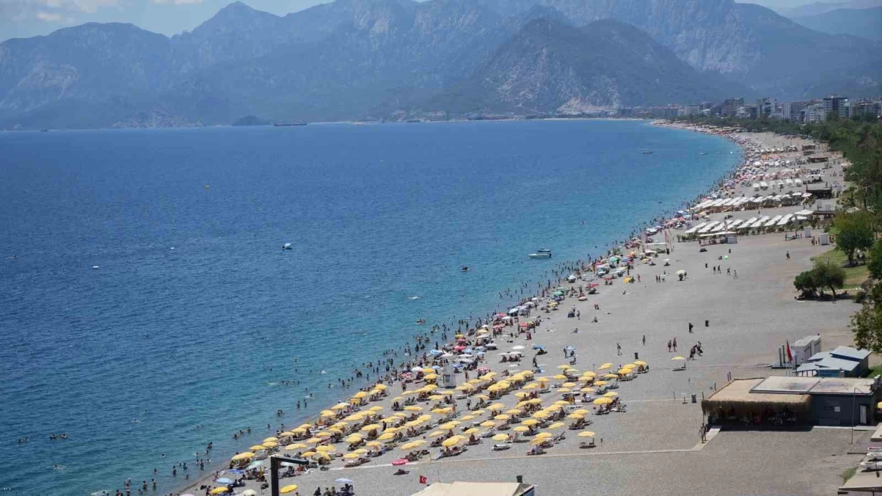 Antalya Konyaalt� sahili t�k t�kl�m