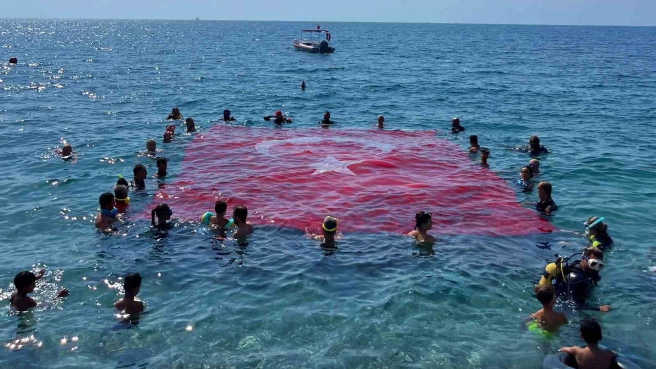 Antalya'da denizde dev T�rk bayra�� a��ld�