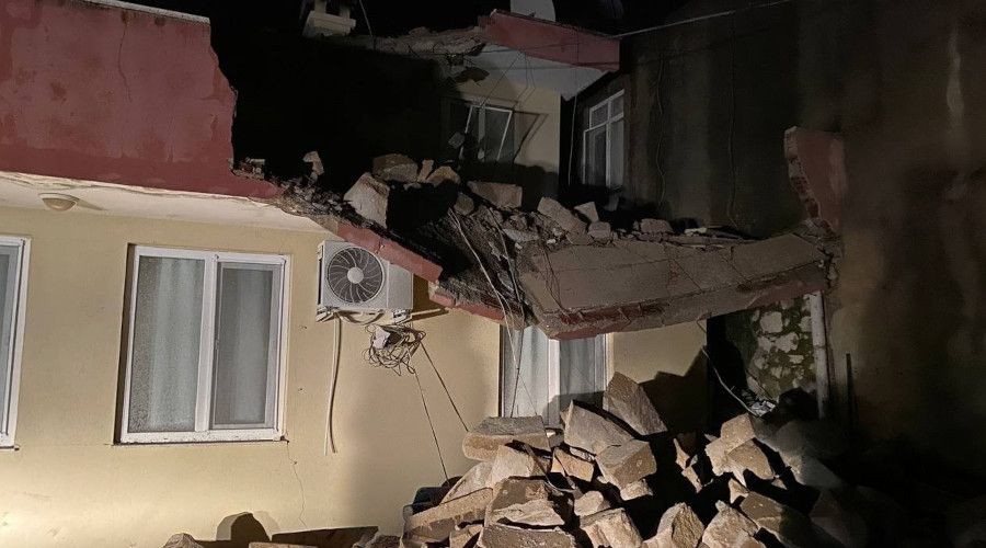 Antalya'da gece yarısı çıkan hortum mahalleyi savaş alanına çevirdi