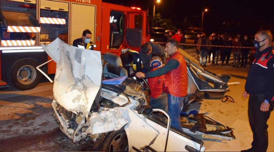 Antalya'da iki otomobil çarpıştı: 3 ölü, 4 yaralı