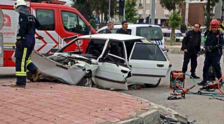 Antalya'da LPG yakıt tankını ön koltuğa kadar getiren kaza: 3 yaralı