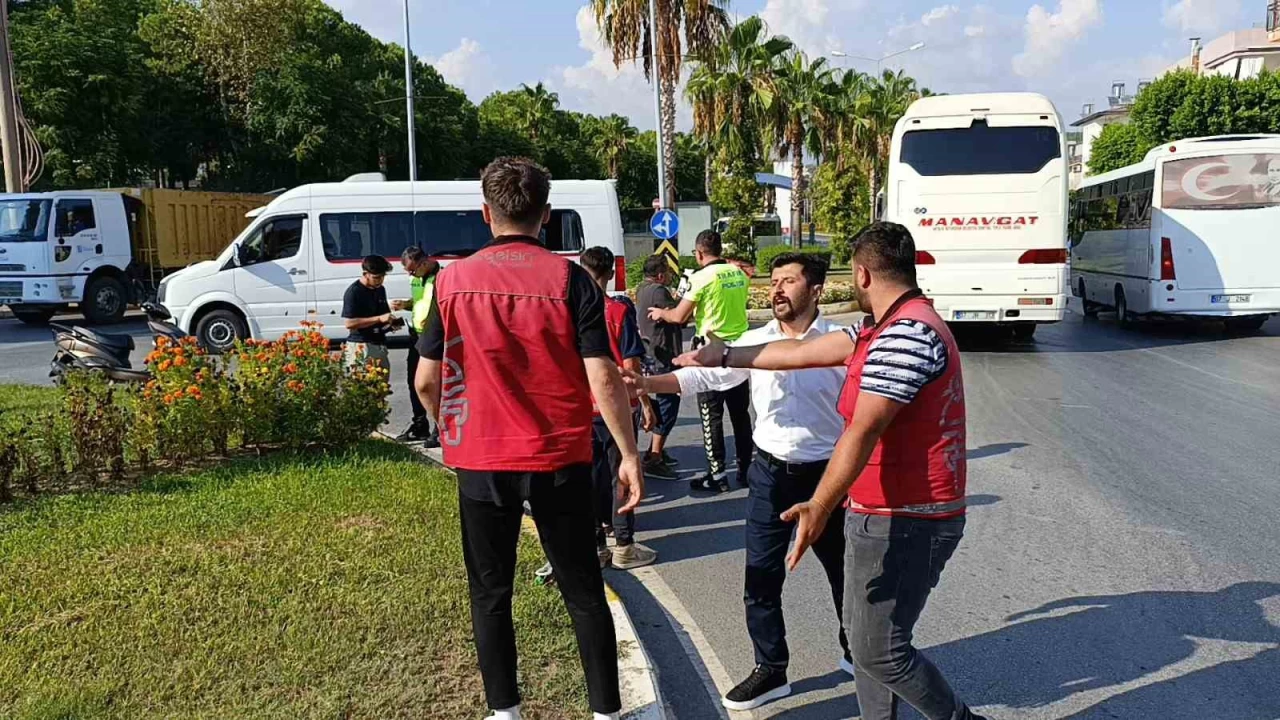 Antalya'da motokurye okul servis aracına çarptı