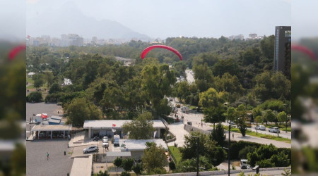 Antalya'da paraşüt tutkunları yasağa aldırmadı!