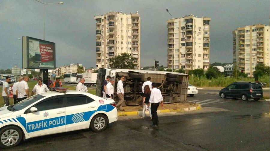 Antalya'da servis midibüsü devrildi