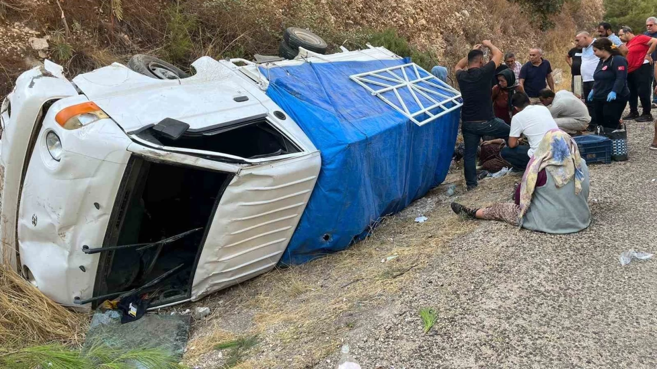 Antalya'da yoldan kan kamyonet devrildi: 1'i ar 8 yaral