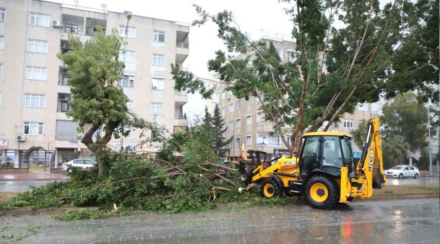 Antalya'da yüksekte kar merkezde dolu