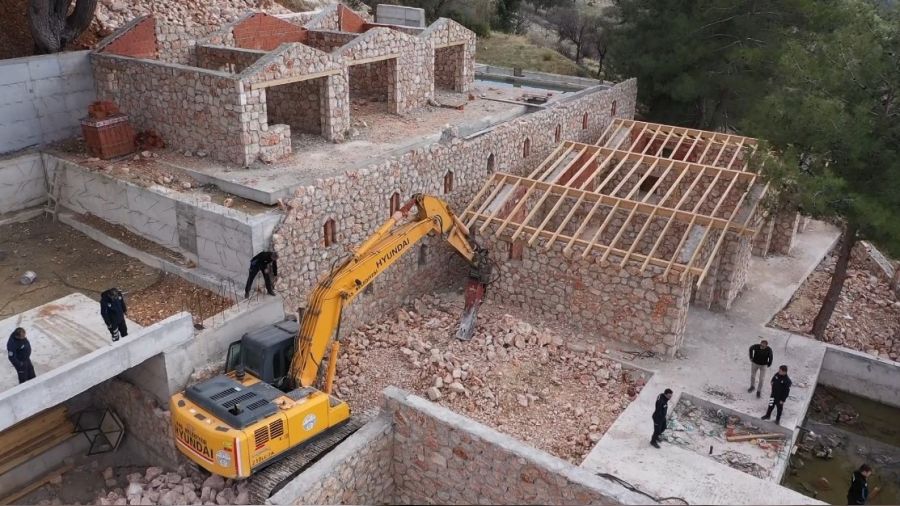Antalya'nın Kaş ilçesinde 12 kaçak yapı yıkıldı