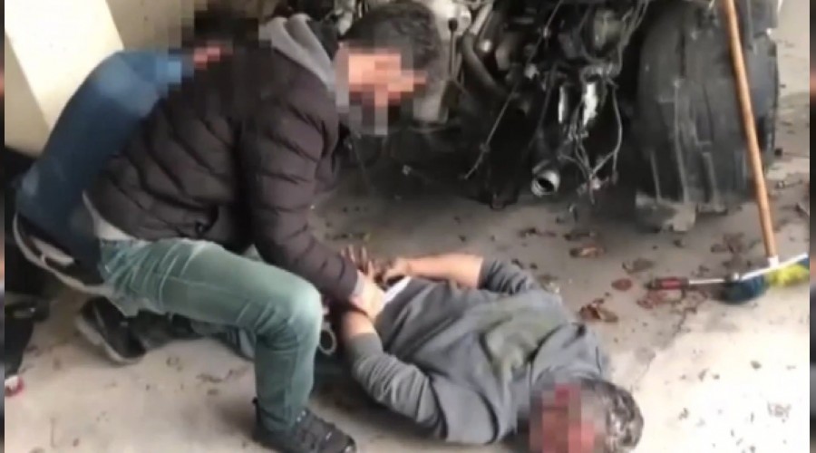 Araçları parçalarken yakalandı
