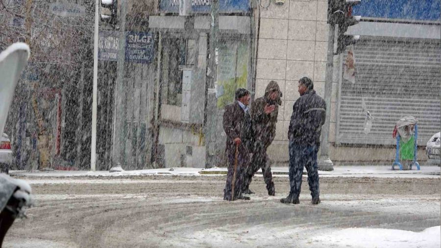 Ardahan ya�an karla beyaza b�r�nd�