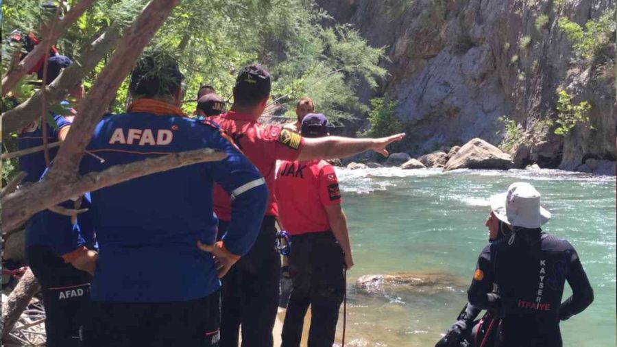 Arkada�lar� ile �rmakta y�zmeye giden gen� suda kayboldu