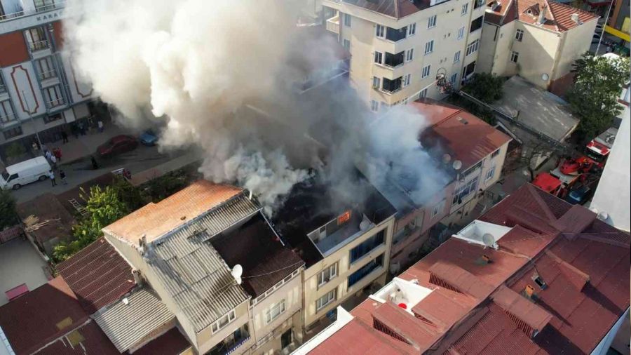 Arnavutköy'de 3 katlı binada yangın çıktı