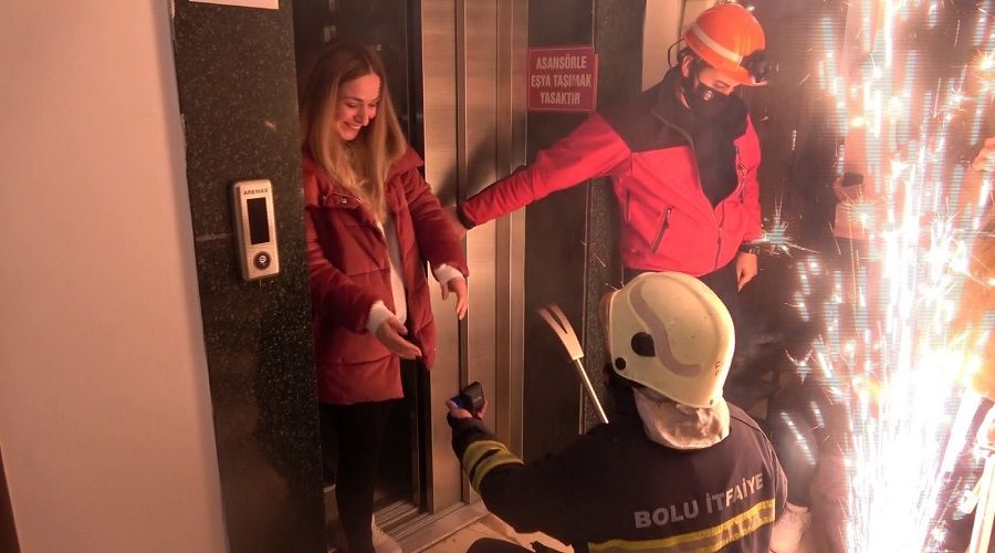 Asans�rde mahsur kal�nca evlenme teklif etti