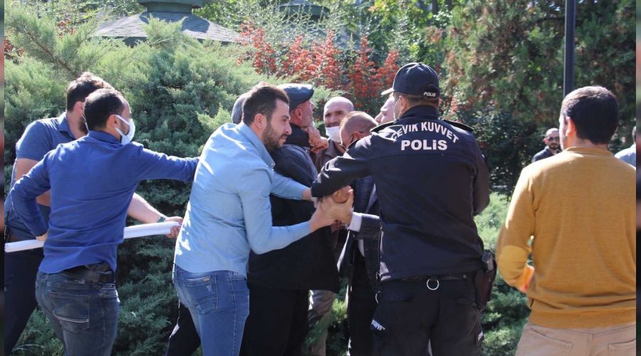 A�� kar��tlar�n�n mitinginde polise yumruk