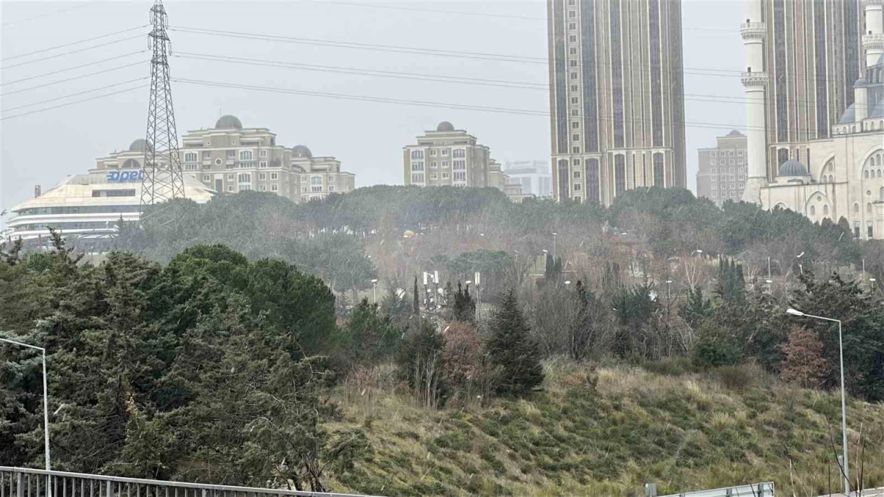 Ataşehir'de kar yağışı başladı