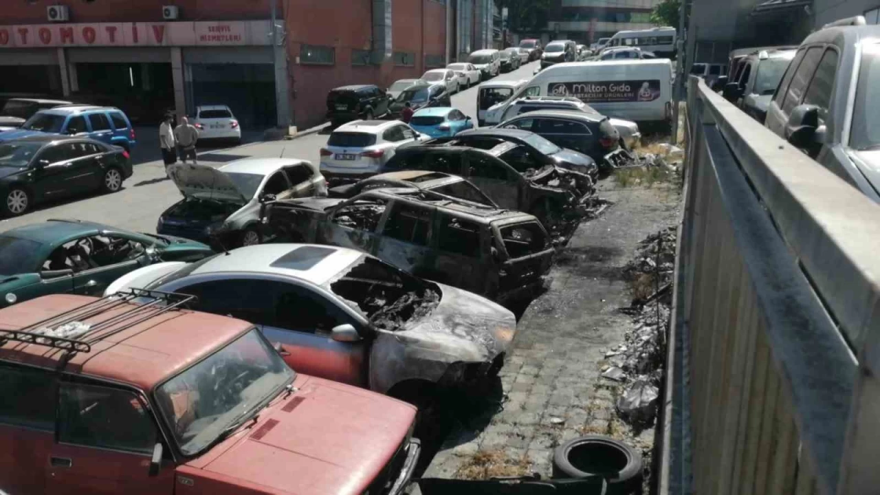 Ataşehir'de park halindeki araçlar alev alev yandı