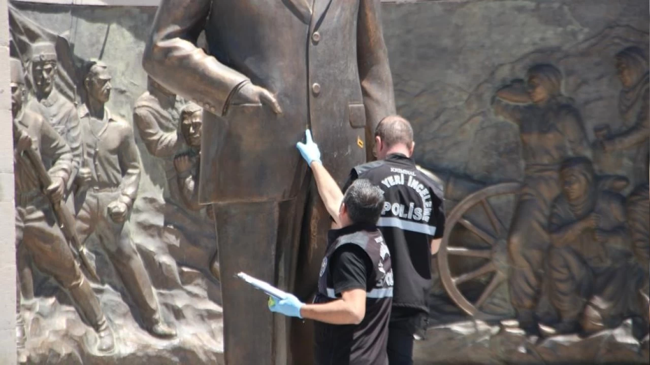 Atatürk Anıtı'na saldıran dayı-yeğen 4 yıl 4 ay ceza aldı
