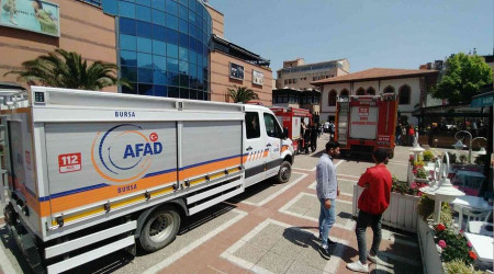 AVM'de çökme meydana geldi, AFAD ekipleri sevk edildi
