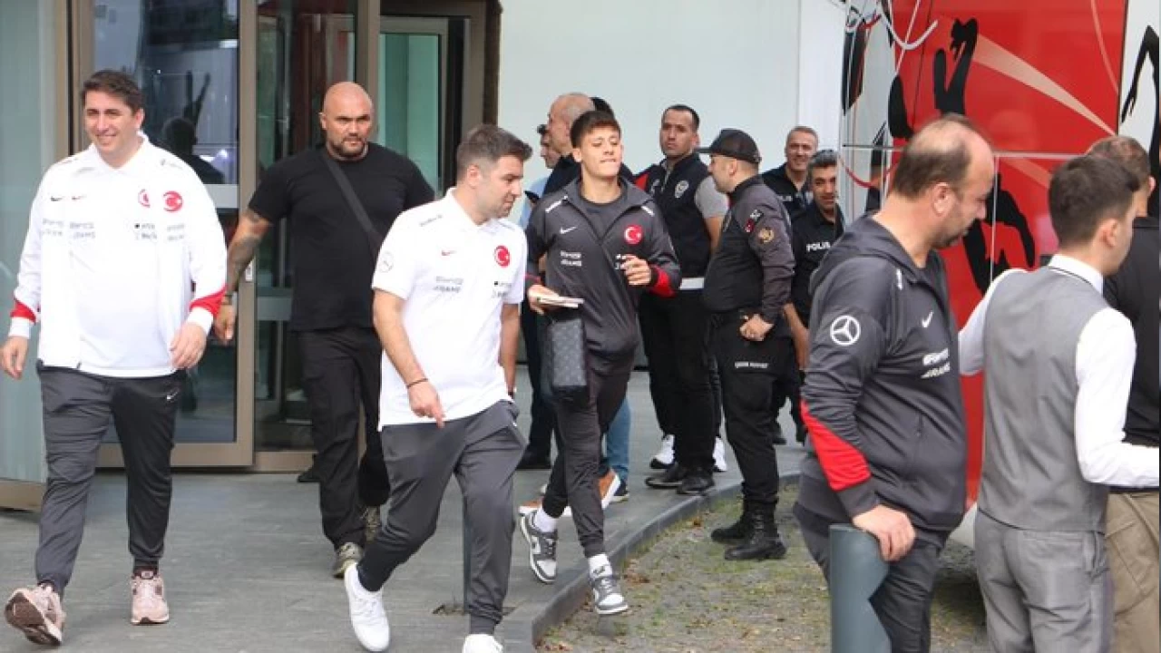 Ay y�ld�zl�lar �zlanda'ya gitti