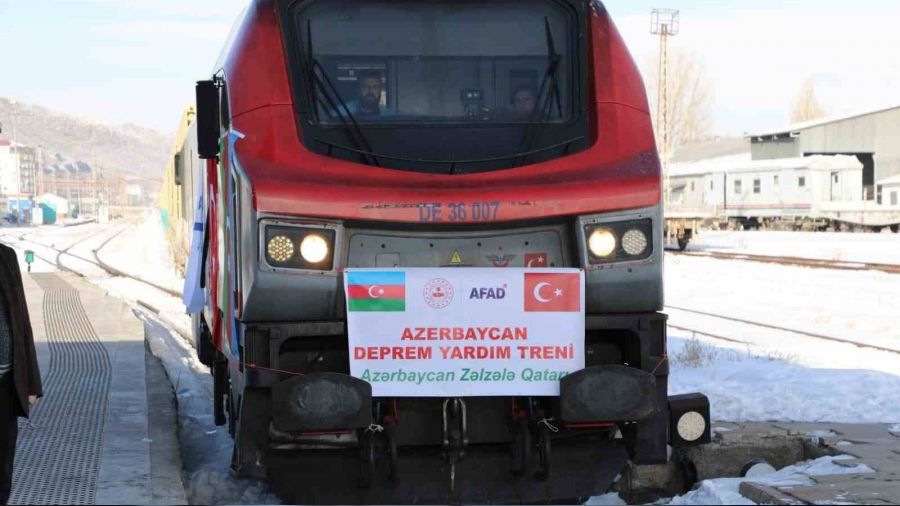 Azerbaycan'dan deprem bölgesine 510 ton yardım